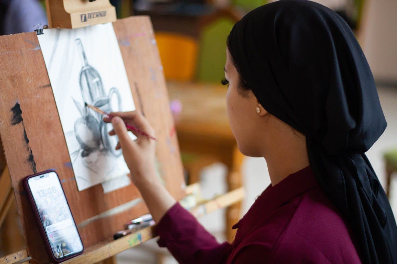 Narimane Khaldi, contemporary artist from Oran creating artwork